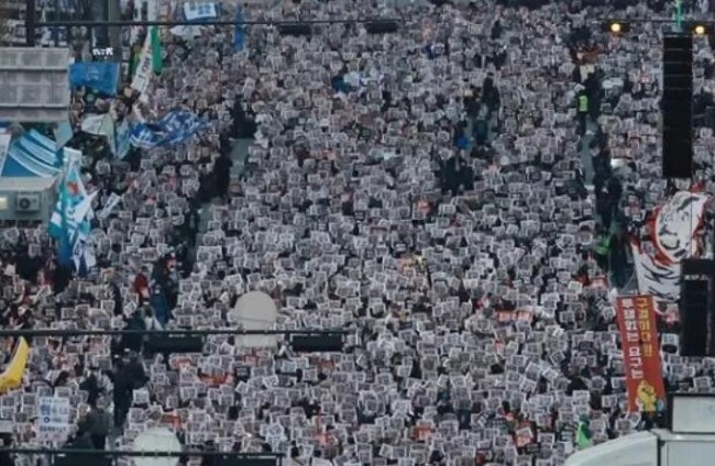 首尔20万抗议者集会要求尹锡悦下台