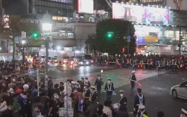 日本上万球迷街头狂欢 防暴警察出动