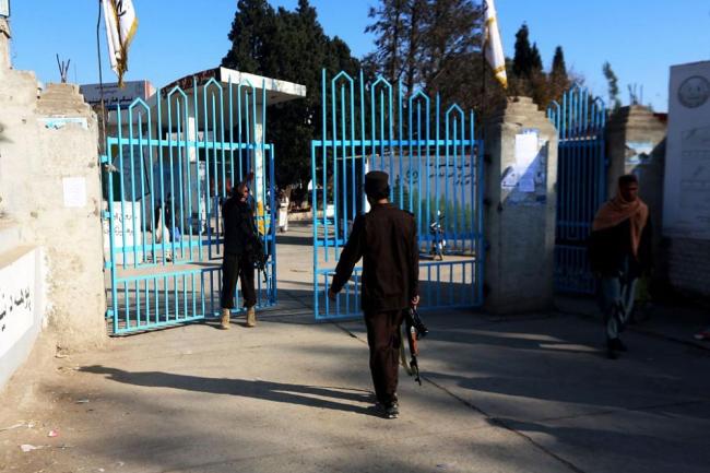阿富汗男性师生抗议禁止女性上大学