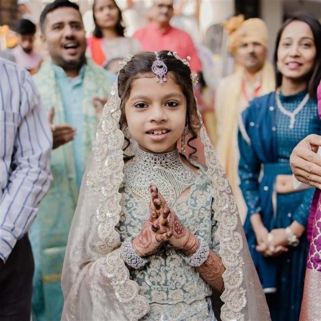 印度8岁女孩放弃4亿元遗产剃发出家 选择加入耆那教