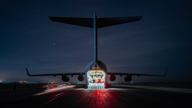 美军C-17秘密飞入叙利亚卸下军事装备