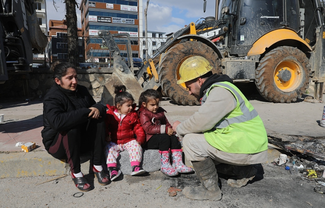 土耳其地震后超1300名儿童与父母失散 近300人身份仍未确定 先要弄清楚这些孩子是谁