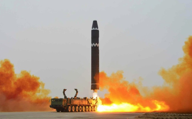实拍朝鲜发射火星-15洲际弹道导弹
