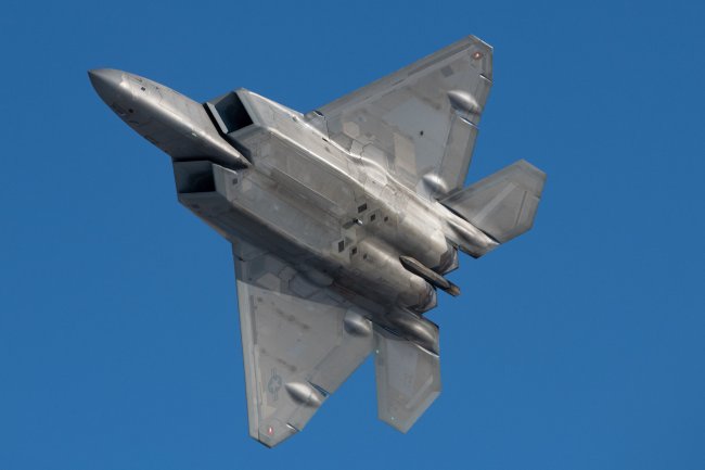 2 月 27 日，分配给第 525 战斗机中队的美国空军 F-22 猛禽战斗机在阿拉斯加州埃尔门多夫-理查森联合基地起飞。