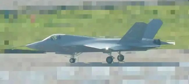 中国新一代舰载机歼-35首次公开出镜？