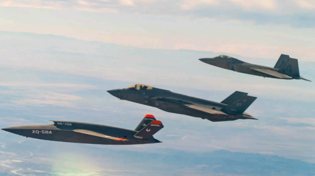 X-58A无人机、F-35和F-22战斗机并肩飞行