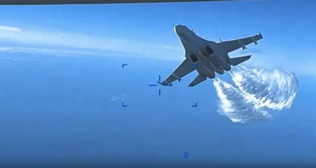 16日，美军发布俄苏-27战机与美MQ-9无人机黑海“相撞”画面 图源：CNN