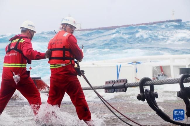 一外籍船只在南海发生故障，我国专业救助船出动救助 21人成功获救