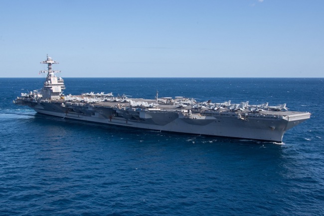 美国海军福特号航母穿越大西洋