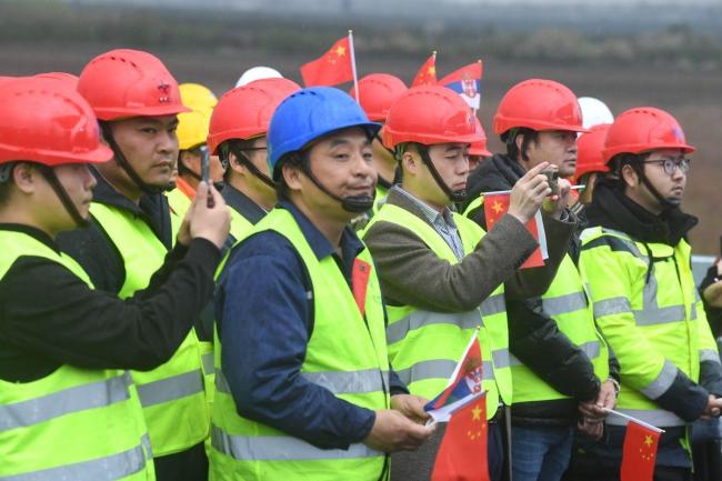 中企承建塞尔维亚高速路段通车，武契奇：中国老话说得好，“要想富，先修路”