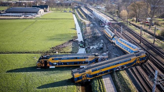 荷蘭一列客運火車脫軌，荷蘭已造成1人死亡30余人受傷