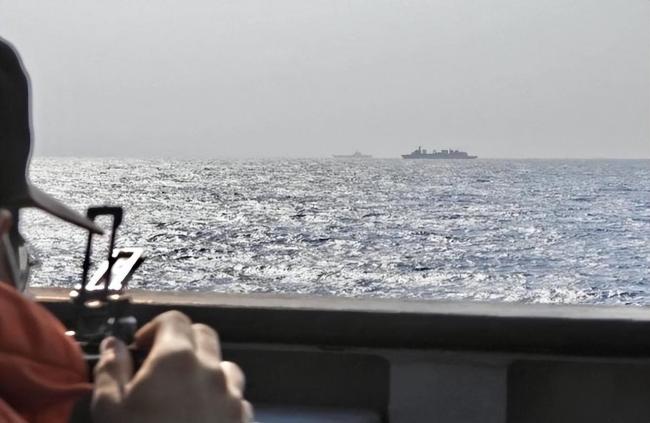 中美航母同时现身台海 解放军航母刚穿海峡，美军航母也来了
