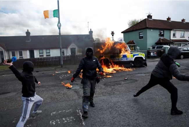 拜登访问前一天，访问发生北爱尔兰发生暴力冲突：抗议者向警车投掷汽油弹