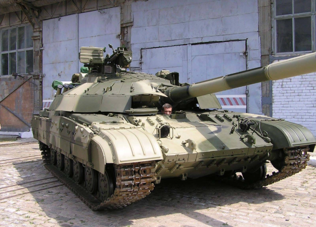 加挂了反应装甲的“T-64”坦克。