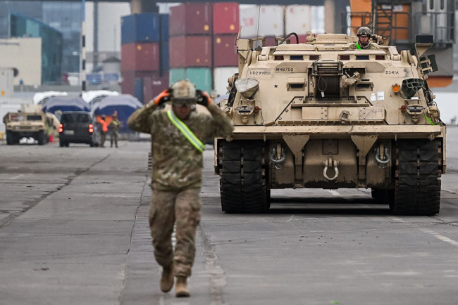 波兰总理参观美国兵工厂，称希望为“艾布拉姆斯”主战坦克生产贫铀弹药