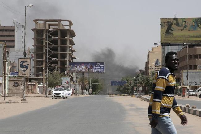 苏丹冲突：首都街道荒凉商店紧闭，黑烟滚滚枪战在持续
