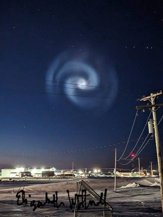 美国阿拉斯加州上空出现“神秘螺旋光”，专家：可能与火箭发射有关