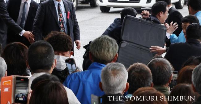 不到一年第二位日本首相遇袭，“复活”的传统？
