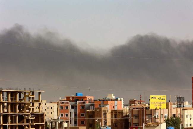 苏丹冲突：首都街道荒凉商店紧闭，黑烟滚滚枪战在持续