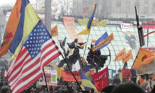 ▲2004年11月，乌克兰“橙色革命”期间，首都基辅街头出现美国国旗。