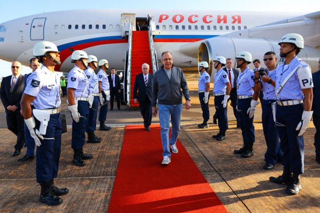 俄罗斯外长拉夫罗夫访问巴西 身穿牛仔裤运动鞋未穿正装