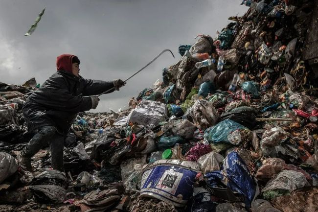 ▲2016年3月，在垃圾场以拾荒为生的伊拉克儿童。