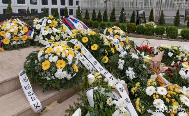 当年被炸的中国大使馆旧址前，现在摆满了鲜花
