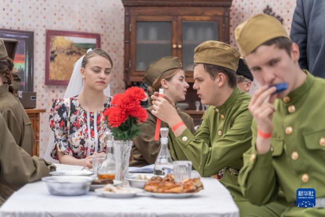 　5月9日，在俄罗斯符拉迪沃斯托克，人们在广场上重现二战时期的婚礼。