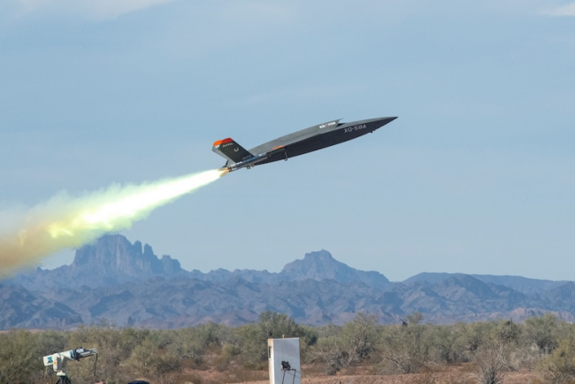 采用火箭助推起飞的XQ-58A“女武神”隐身无人机。