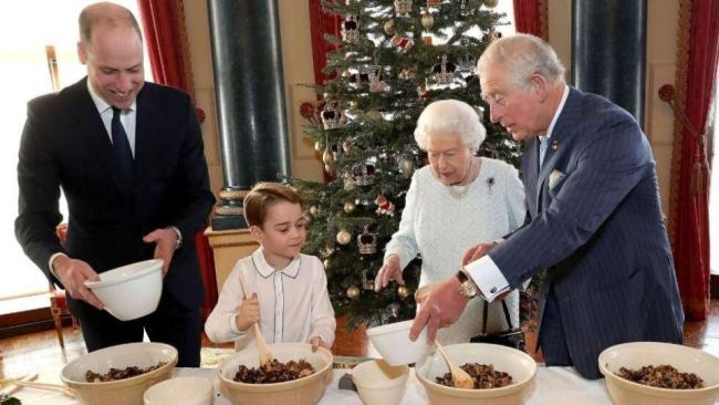 英王室发布三代同堂照！查尔斯手捧宝球严肃，威廉乔治微笑站左右
