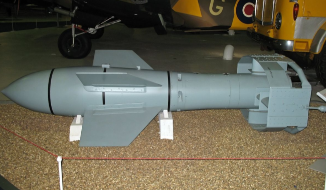 “弗里茨”-X炸弹采用无线电制导方式，对操作人员的操作水准要求比较高。