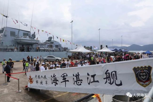 海军湛江舰组织舰艇开放日和甲板招待会