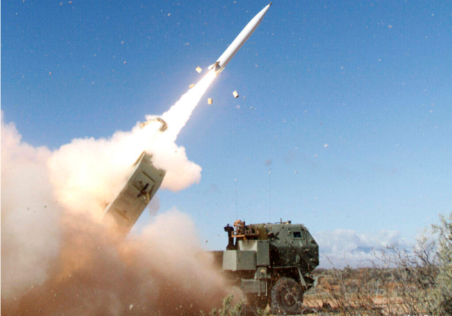 “海马斯”火箭炮可发射“远程精确打击导弹”(PrSM)。