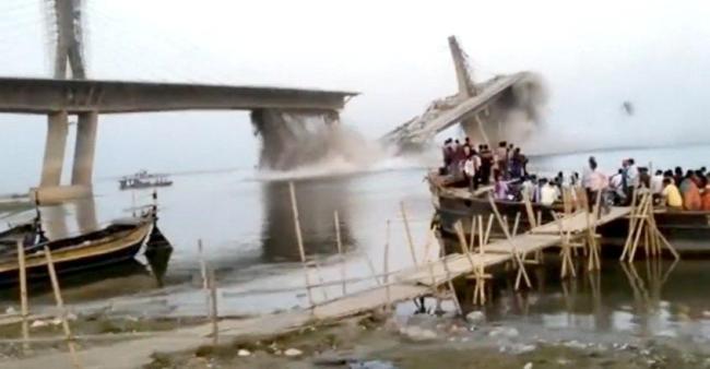 印度一在建大桥再度坍塌 现场目击者拍下了坍塌时的画面