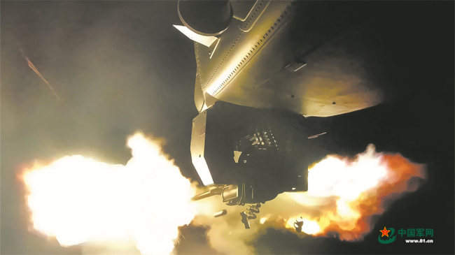 铁翼飞旋鏖战急!跨昼夜实弹射击演练打响