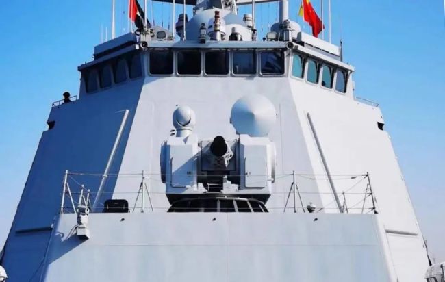 055大驱升起俄方国旗，俄海军司令造访上海船厂：有大生意要做吗？