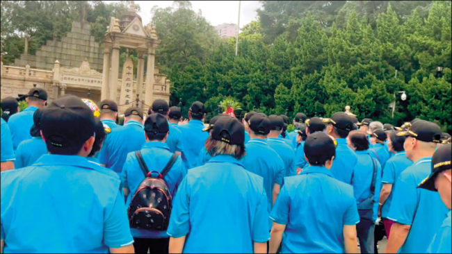 台陆军官校校友访大陆，在黄花冈七十二烈士墓前喊下架民进党