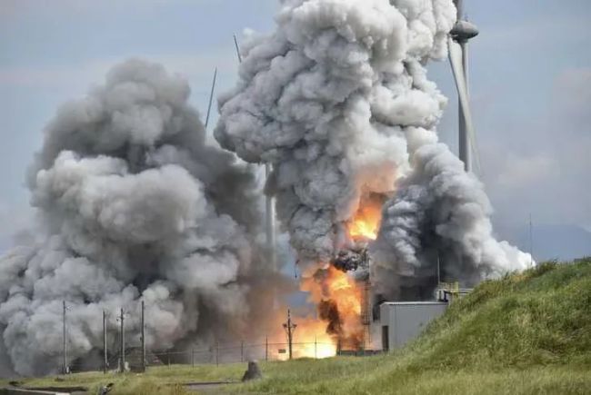 日本火箭实验场突发爆炸！
