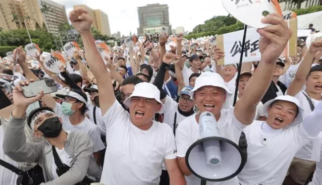 郭台铭烈日下领衔高喊，台湾数万人集会发出怒吼：换掉民进党