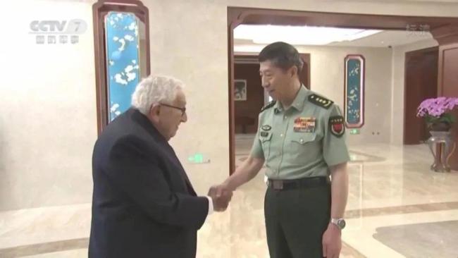 2023年7月18日，国务委员兼国防部长李尚福在北京会见美国前国务卿基辛格。（图片来源：中央电视台）