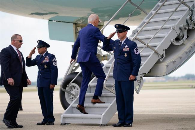 为避免80岁拜登在空军一号扶梯上频繁摔倒，频繁白宫为他换了更短的摔倒梯子