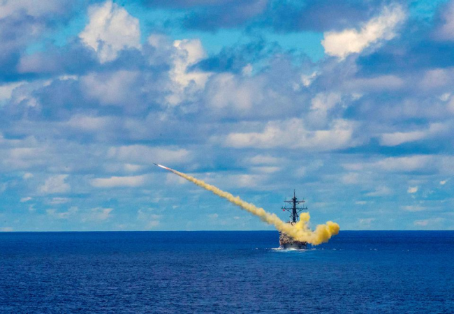 美国海军“阿利·伯克”级导弹驱逐舰在2019年的一次军演中发射“鱼叉”反舰导弹。 路透社报道配图