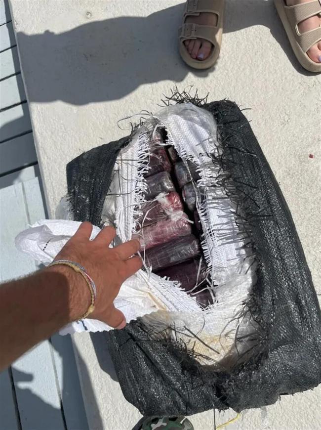 美国市长钓鱼时意外发现一个包裹，里面竟装有32公斤可卡因，价值或超100万美元