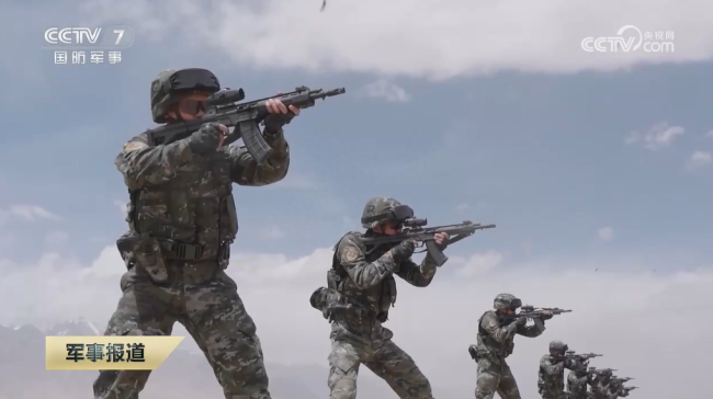 “水墨云纹”迷彩+192短突，武警新疆特战部队有点不一样