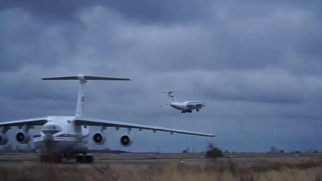 俄军用机场遭乌无人机袭击，机场起火飞机受损