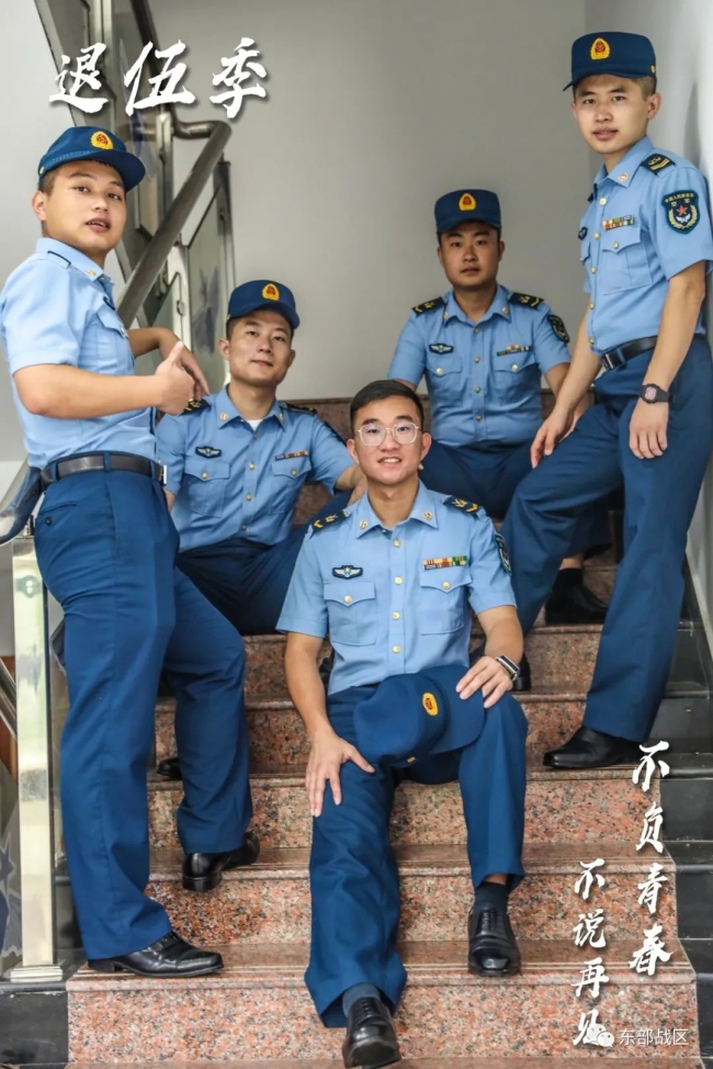 武警退伍纪念服图片