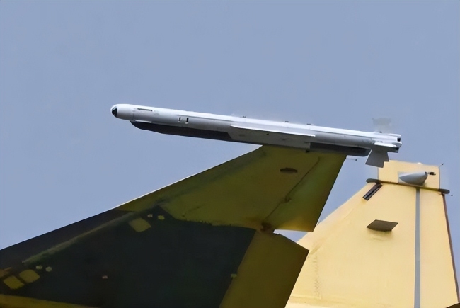 央视展示枭龙战机最新型号细节：导弹告警装置遍布机身