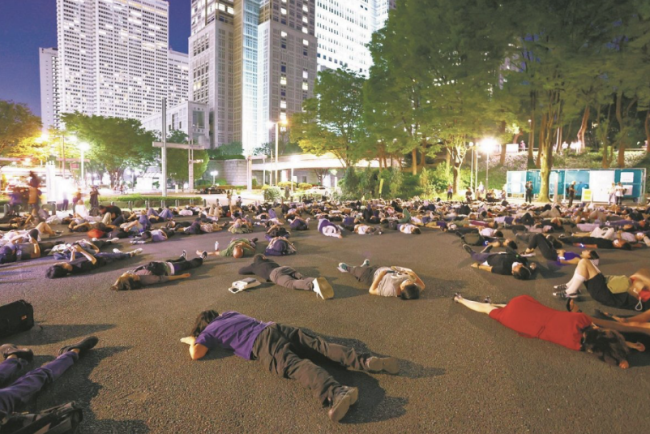 日媒：数百人在东京政府大楼旁模拟死者示威，抗议日方无视“东瀛惨案”