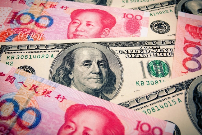 中国“后悔”抛美债？人民币跌了400点，外储却上涨了1700亿美元