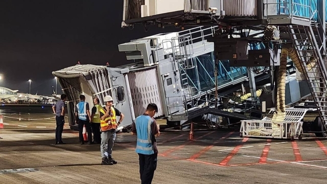 突发！香港机场登机廊桥垮塌